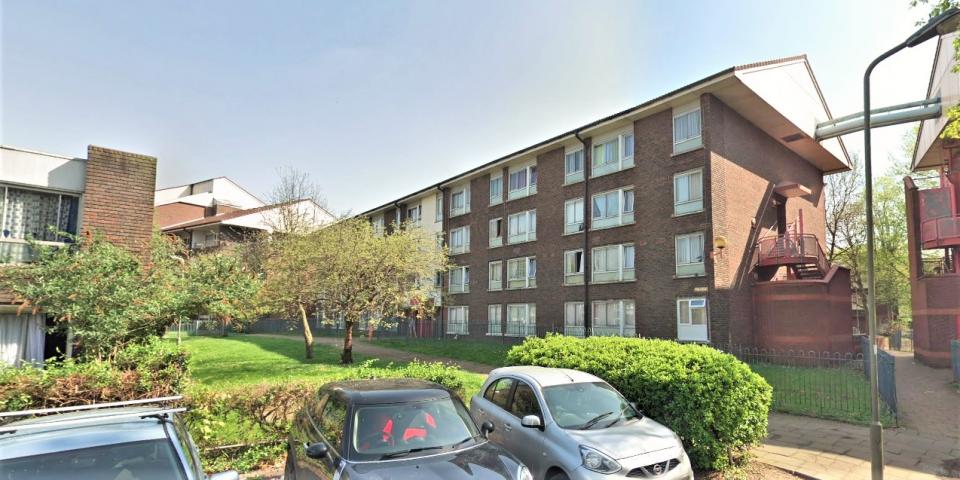 			3 Bedroom, 1 bath, 1 reception Flat			 Five Acre, COLINDALE 
